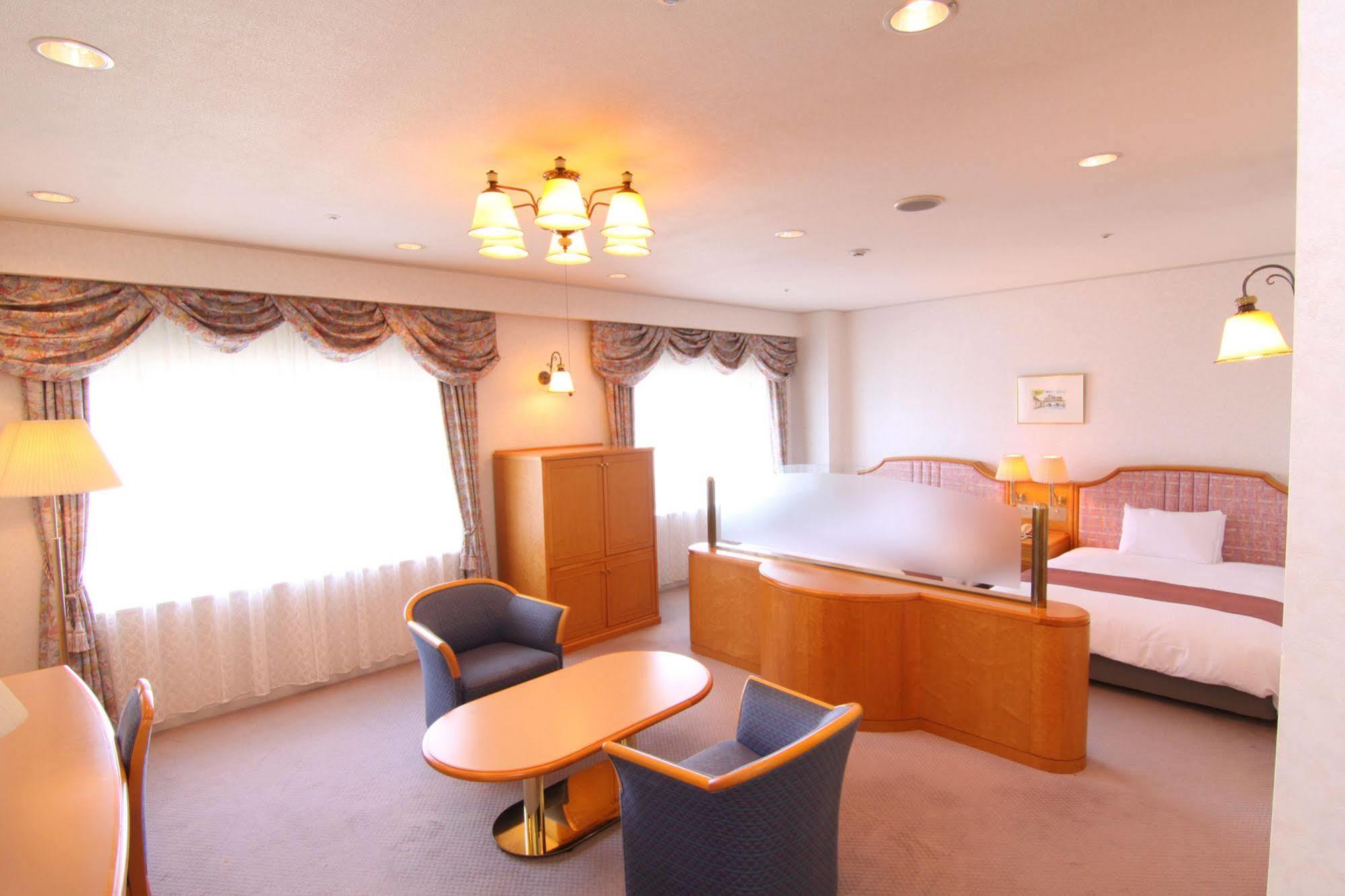 Hotel Green Tower Makuhari Тиба Экстерьер фото