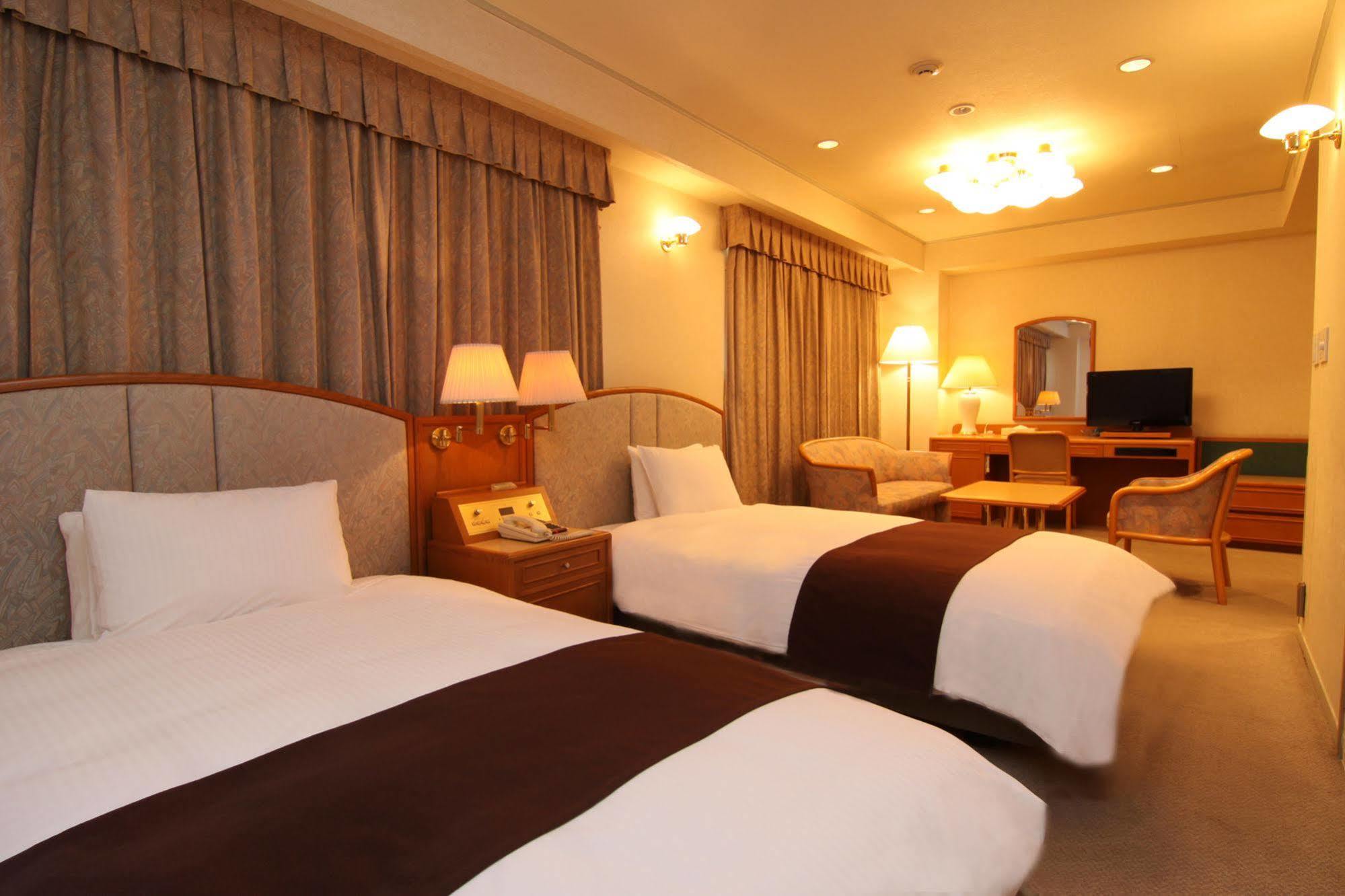 Hotel Green Tower Makuhari Тиба Экстерьер фото